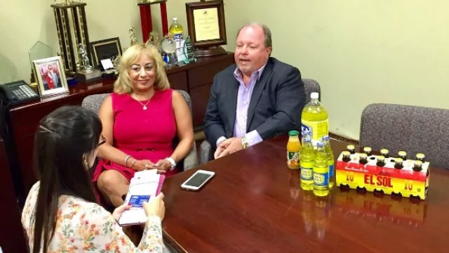 Elizabeth Chalas Berman y Randy Berman, entrevistados por la directora de InfoNegocios Miami, Nancy Clara.