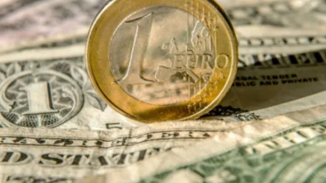 Debido al recorte anunciado por el Banco de Inglaterra, sube el dólar frente al euro y se afianza frente a la libra