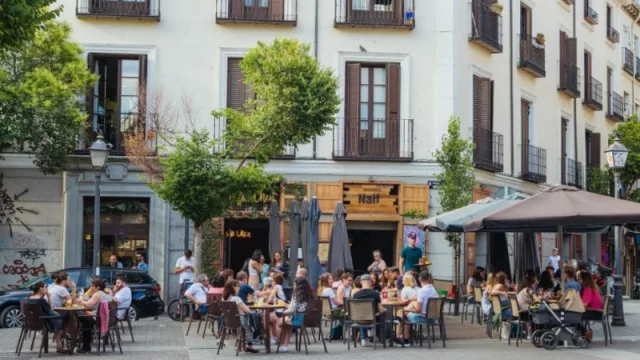 Bares y restaurantes venden más, pero es menos (qué es la amenaza del “trading down”)