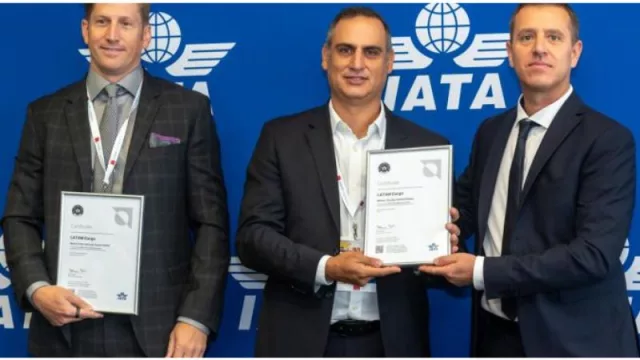 Latam Cargo Chile, primera aerolínea del mundo certificada para transportar baterías de litio