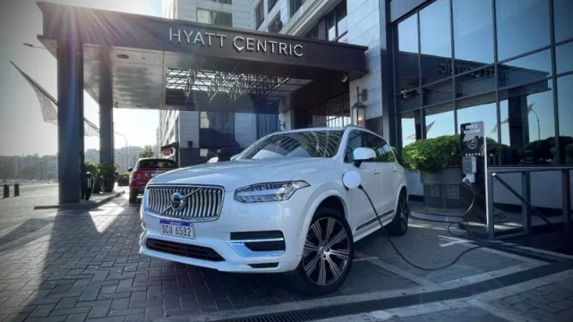Cuidando el entorno (Volvo y Hyatt Centric Montevideo impulsan movilidad eléctrica)