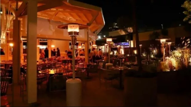 Arribas, el rooftop más grande de Buenos Aires, ahora también se disfruta de noche (en la terraza de Paseo Alcorta)