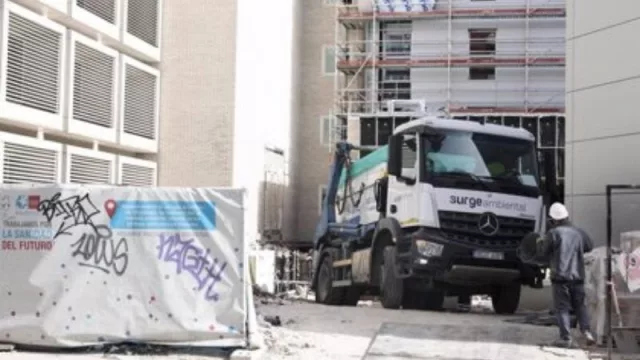 Gobierno y agentes sociales negocian dar permisos de trabajo a extranjeros camioneros y albañiles (ante la falta de conductores y de mano de obra en la construcción)