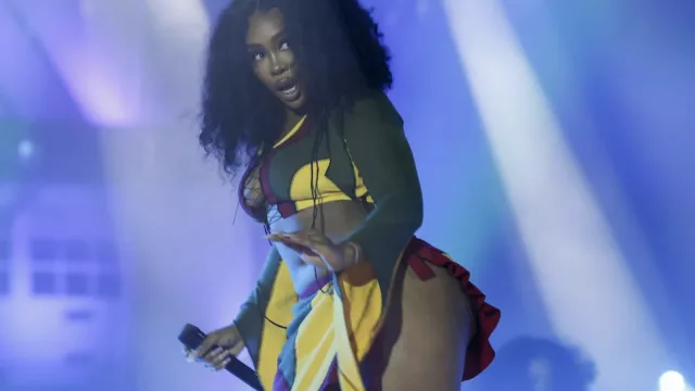 SZA Live in Miami! Enjoy Alternative R&B at the Kaseya Center