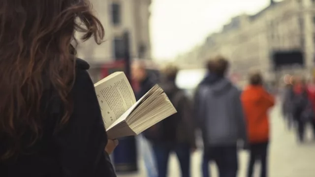 La analogía más actual: en la era de la masificación del automóvil tenemos que volver a caminar y correr (y en la era de lo audiovisual tenemos que volver a leer y escribir)