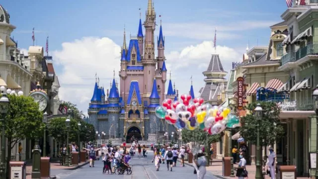 Disney y sus desafíos en medio de sus 100 años: ¿por qué están disminuyendo las visitas a los parques temáticos?