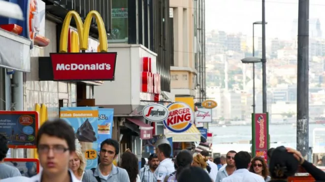 Equilibrio de Nash: locales de rivales situados en proximidades, la explicación y el enfoque estratégico al boom de la ubicación tan competitiva de empresas en Miami