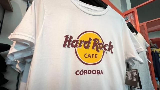 Cuánto cuesta tomarse un café (y comprarse una remera) en el Hard Rock de Córdoba (local que calienta motores para el segundo en la ciudad)