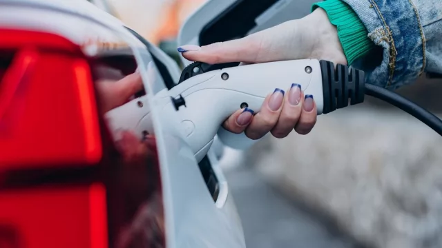 Enchufados en 2030 (vehículos eléctricos tendrán 33% de inserción en el mercado uruguayo)