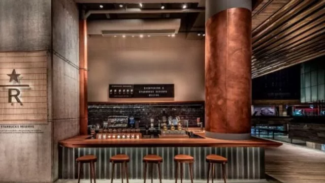Starbucks sacude el mercado con un nuevo CEO: ¿Quién es y qué impulsa este cambio radical? (10 tips para entender por qué toda la gastronomía ha cambiado)