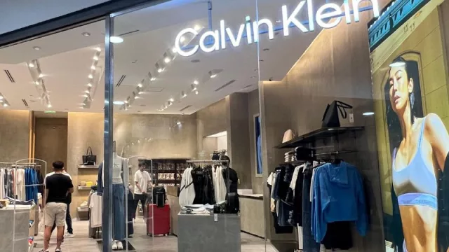 Calvin Klein inaugura su tercera tienda en Argentina, con precios “premium” en Córdoba Shopping