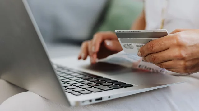 Con la tarjeta en la mano (2 de cada 5 UY compró en el último Ciberlunes)