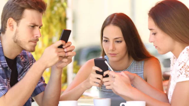 Phubbing , nomofobia y mega stress tecnológico: 2025 llamada urgente a la conciencia digital (¿cómo es el consumo de redes sociales?)