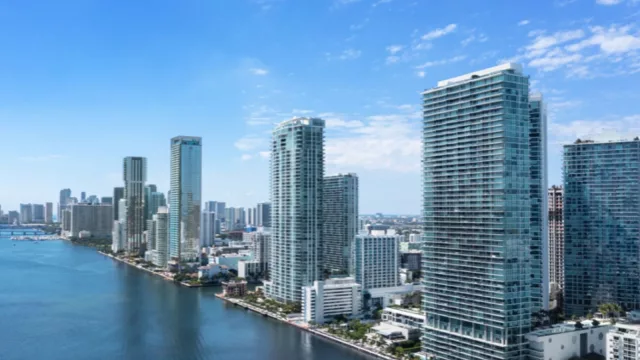 Florida: O crescimento demográfico continuará em 2025 e ultrapassará os 23,5 milhões de habitantes. (Como são as faixas etárias?)