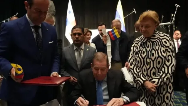 Un nuevo, asertivo e irreversible golpe al fraude de la tiranía de Maduro: González Urrutia presenta y deja en custodia todas las actas que demuestran el amplísimo triunfo de la oposición