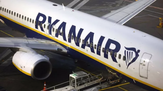 Ryanair recorta 12 rutas y 800.000 asientos para este verano en España (debido a las "excesivas tasas" de Aena)