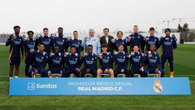 Los jugadores del Real Madrid reciben las tarjetas digitales de Sanitas