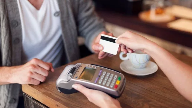 Creció el uso de tarjetas sin contacto en Uruguay (pero el consumo general cayó)