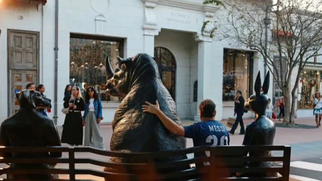 Arte, negocios y ecología en sincronía: cómo la escultura de 40 pies en Miami Beach revoluciona la conciencia global en 2025