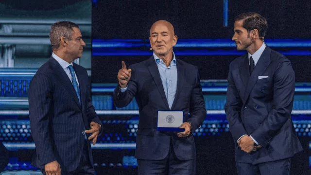 “Es bueno estar en casa” (la vuelta de Bezos a la escena pública en el ABF—y su giro hacia un tono más afectuoso hacia Miami—)