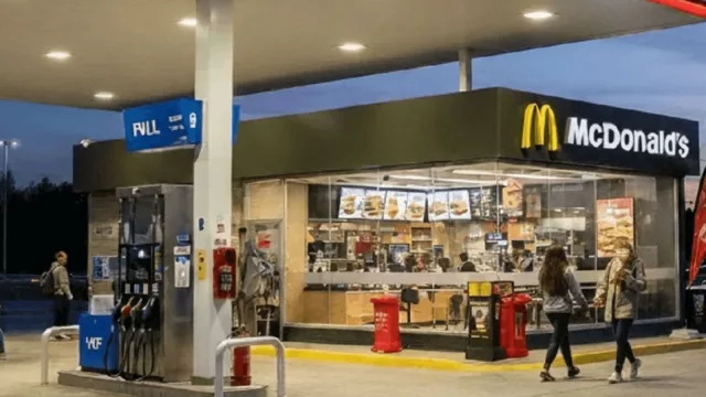 YPF (Arg) quiere vender hamburguesas de McDonald’s y lanzar su propia tarjeta de crédito y medicamentos en 2026: la petrolera que intenta convertirse en “plataforma de vida cotidiana”