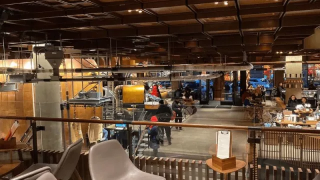 Paradoxo Starbucks 2026: Reestruturação nos EUA e Crescimento no México (via Alsea) Por que Ninguém Explica Isso?