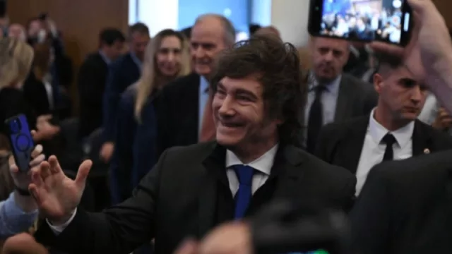 ¿Por qué a Milei los empresarios anglolatinos lo ovacionan y en el interior de Argentina solo lo aplauden?