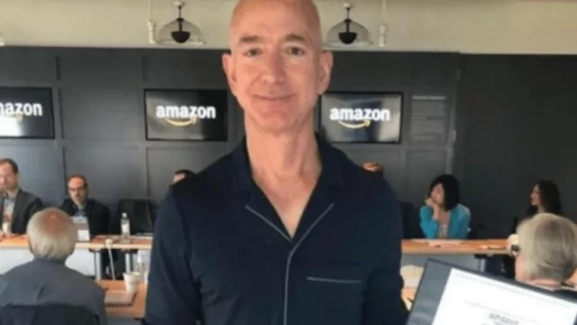 Mientras Meta y YouTube enfrentan la justicia, el arma secreta de Jeff Bezos es que su equipo lea (y mucho)