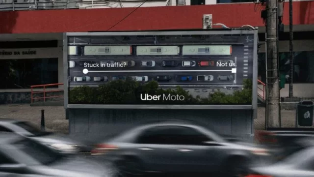 Uber Moto no Brasil: a campanha OOH que transformou o trânsito no argumento mais poderoso (e o meio, o mais relevante)