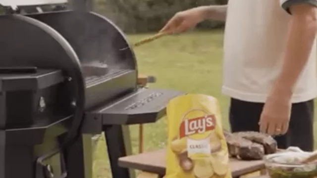 Messi no para de generar spots y activaciones: nuevo viral de Leo haciendo asado y comiendo Lay´s sabor asado argentino