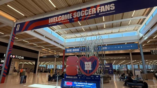 Llegamos a Kansas City y vivimos el primer día mundialista (sponsors en conferencia de Scaloni y "emprendedores" en el banderazo argentino)