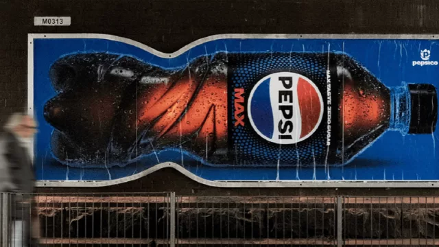 Pepsi reescribe la creatividad y el impacto del OOH (modifica el formato de los billboards como botellas)